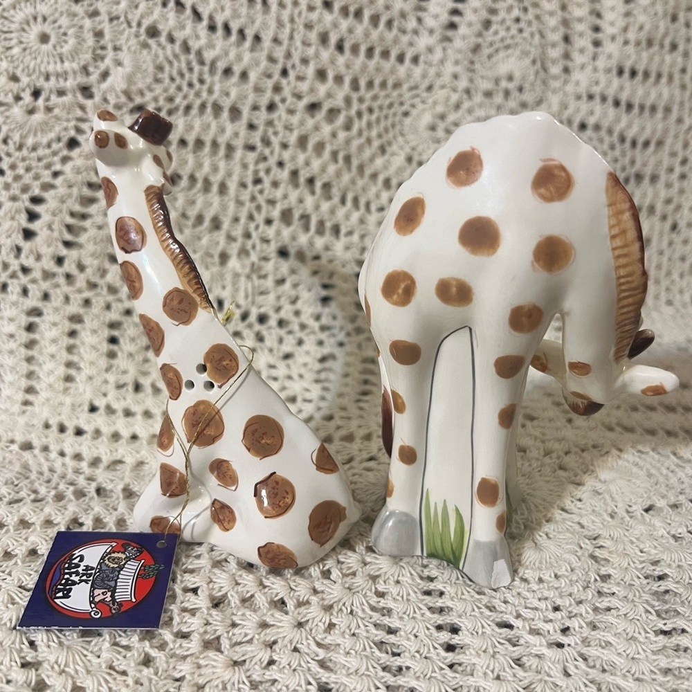 Ark Safari Lynda Corneille
Giraffes Salt & Pepper
Shakers NEW 2013 - Picture 2 of 6
